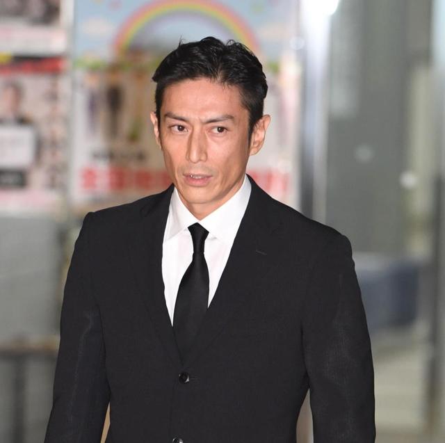 伊勢谷被告 保釈 頬こけ ご迷惑を と頭下げる 背筋伸ばし堂々歩く 芸能 デイリースポーツ Online