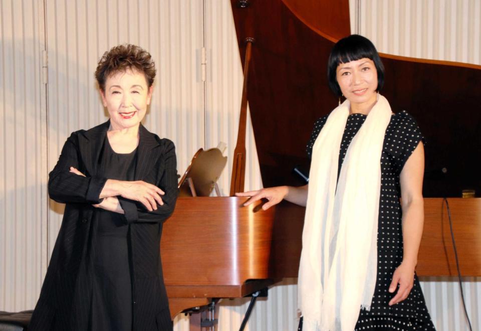 　母・加藤登紀子（左）からのプロデュースを受けたＹａｅ＝東京・赤坂
