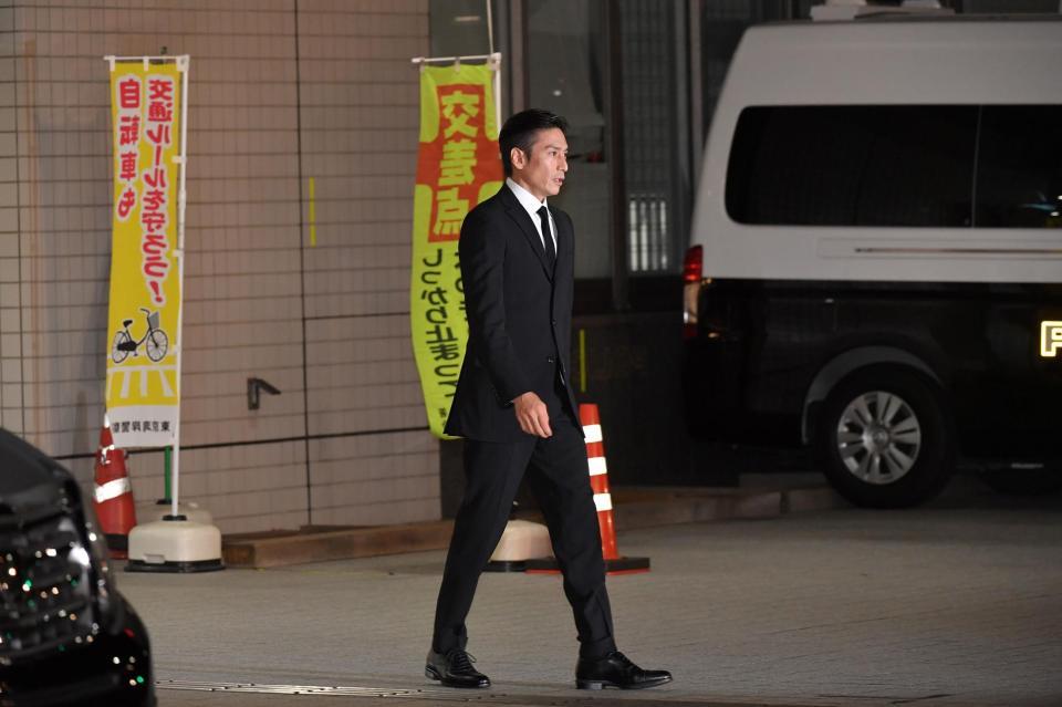 釈放された伊勢谷友介容疑者＝東京・湾岸警察署（撮影・伊藤笙子）