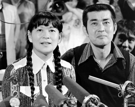 石原裕次郎さんの入院で会見するまき子夫人（左）と付き添う渡哲也さん＝８１年５月