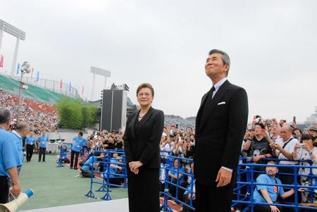 石原裕次郎さん２３回忌法要での石原まき子さん（左）と渡哲也さん