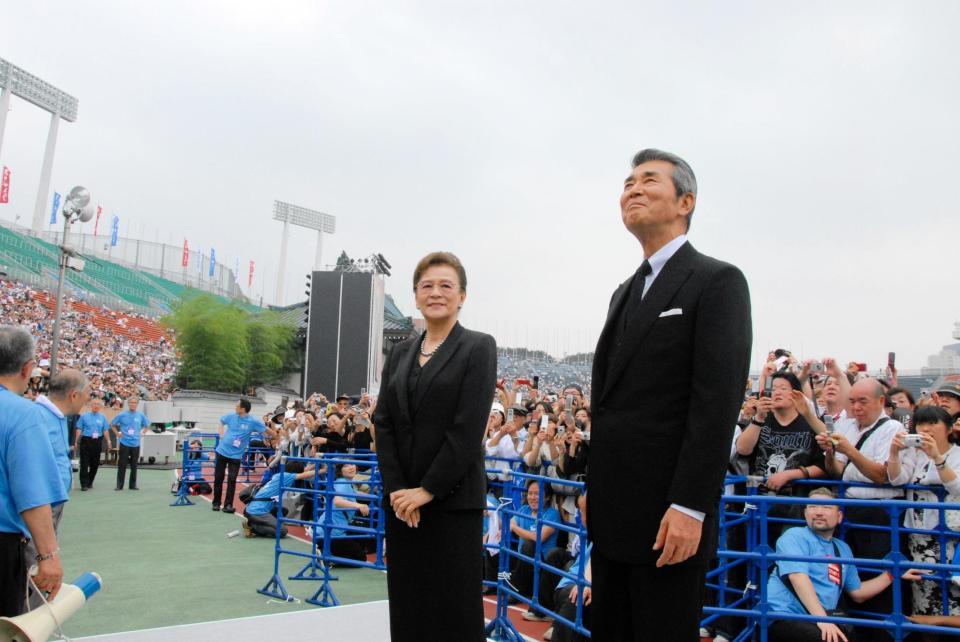 石原裕次郎さん２３回忌法要での石原まき子さん（左）と渡哲也さん