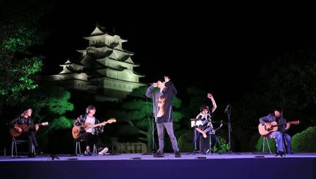 「姫路城観月会オンライン」に出演した「Ｎｏｖｅｌ　ｂｒｉｇｈｔ」。中央は姫路市出身のボーカル竹中雄大（撮影・小林良多）