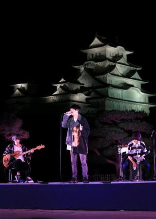 　「姫路城観月会オンライン」に出演した「Ｎｏｖｅｌ　ｂｒｉｇｈｔ」。中央は姫路市出身のボーカル竹中雄大（撮影・小林良多）