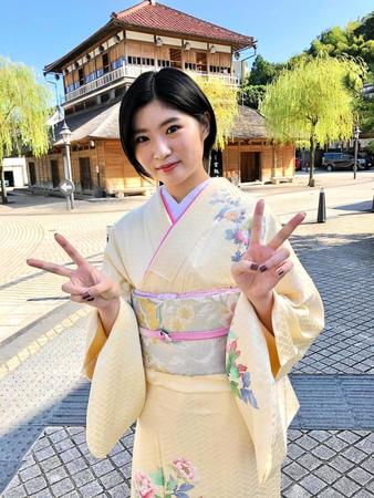 温泉旅館の女将姿でポーズを取る加賀楓＝山代温泉