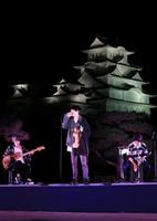 　「姫路城観月会オンライン」に出演した「Ｎｏｖｅｌ　ｂｒｉｇｈｔ」。中央は姫路市出身のボーカル竹中雄大（撮影・小林良多）