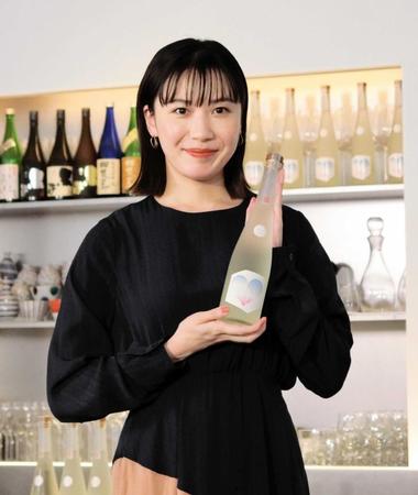 　自身がプロデュースした日本酒の発売記念取材会に出席した村川絵梨