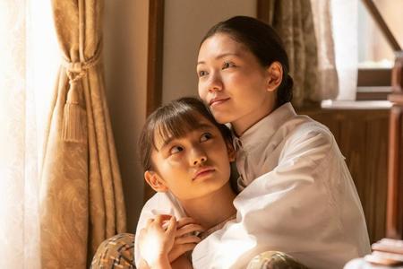 娘の華（根本真陽）を抱きしめる音（二階堂ふみ）