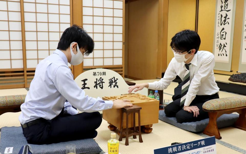 対局を振り返る藤井聡太二冠（左）と豊島将之竜王（日本将棋連盟提供）