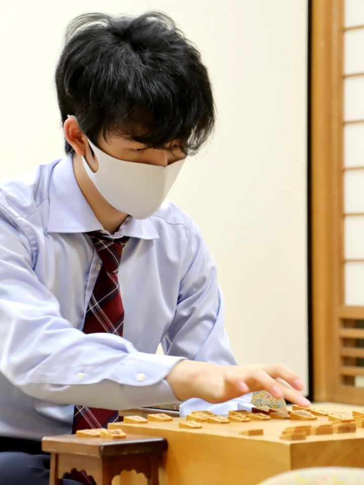 感想戦を行う藤井聡太二冠（日本将棋連盟提供）