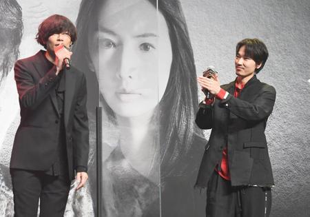 　歌唱を終えたＡｌｅｘａｎｄｒｏｓの川上洋平（左）に拍手を送る綾野剛＝東京・豊洲ＰＩＴ（撮影・中田匡峻）