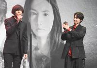 　歌唱を終えたＡｌｅｘａｎｄｒｏｓの川上洋平（左）に拍手を送る綾野剛＝東京・豊洲ＰＩＴ（撮影・中田匡峻）