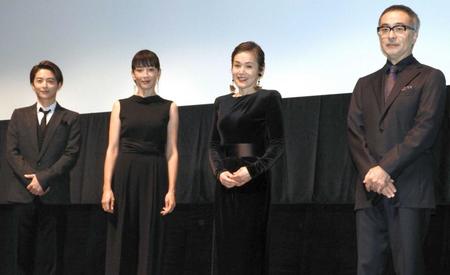 　初日舞台あいさつに出席した（左から）小池徹平、宮沢りえ、大竹しのぶ、松尾スズキ＝都内　