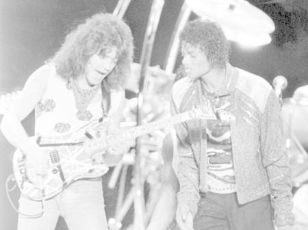 　マイケル・ジャクソンさん（右）の「今夜はビート・イット」を演奏するエディ・ヴァン・ヘイレンさん＝１９８４年７月（ＡＰ＝共同）