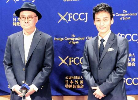 　会見する草なぎ剛（右）と内田英治監督＝東京・丸の内の日本外国特派員協会