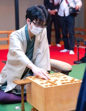 　竜王戦第１局２日目に臨む豊島将之竜王（日本将棋連盟提供）