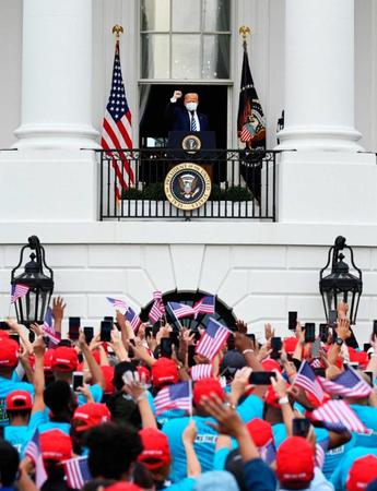 米ホワイトハウスの庭に集まった人たちに向けて演説したトランプ大統領（上）（ＵＰＩ＝共同）　
