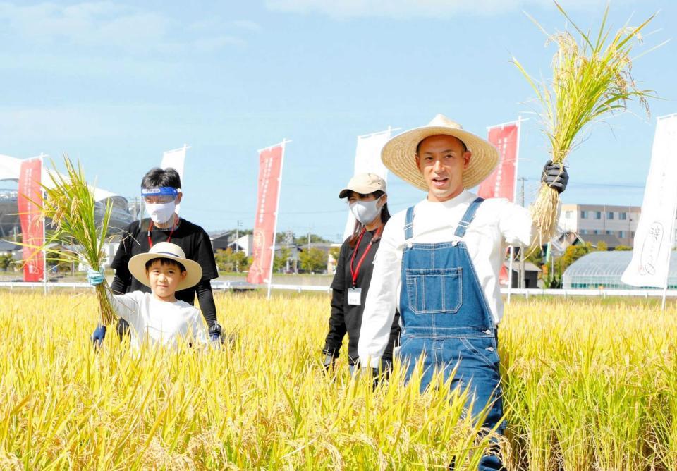 稲刈りをした堀越勸玄（左）と市川海老蔵＝新潟市内　