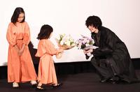 　“娘”の登場に喜ぶ菅田将暉（右）