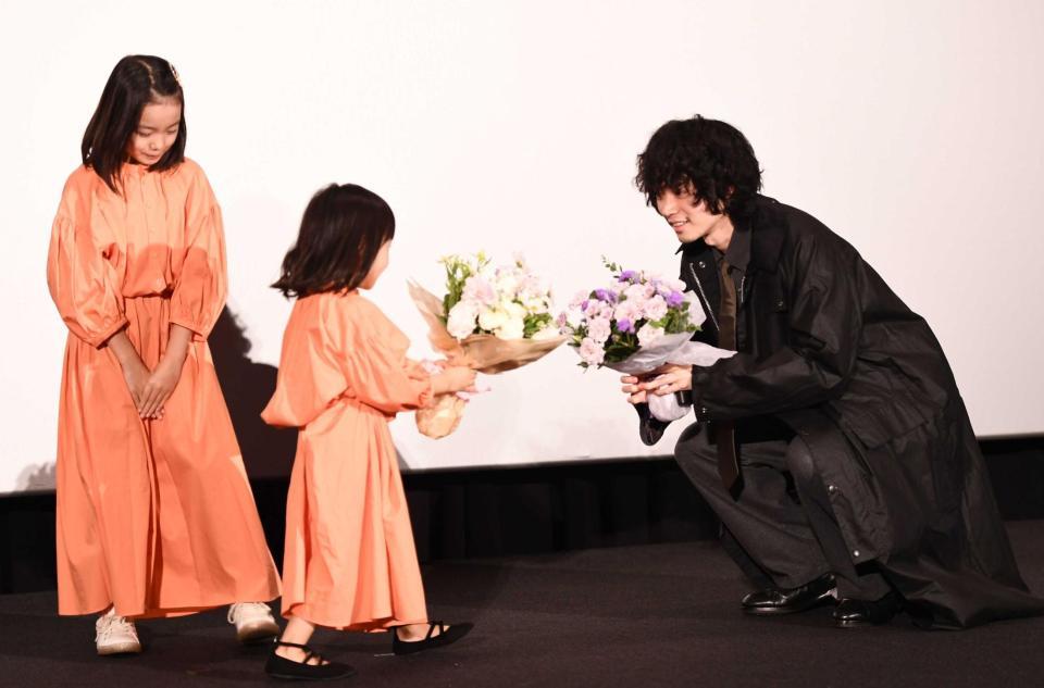 　“娘”の登場に喜ぶ菅田将暉（右）