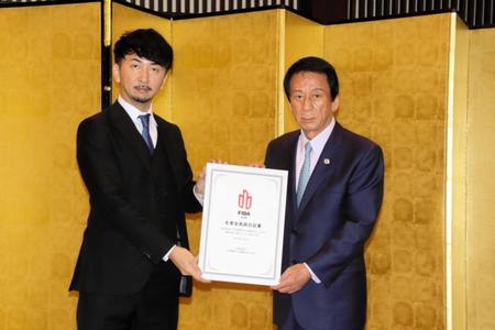 神田勘太朗ＦＩＤＡ会長（左）から名誉会長就任証書を受け取る杉良太郎＝東京・目黒