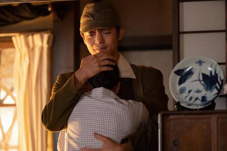 戦地から帰国した裕一（窪田正孝）は、まず福島の家族の元へ