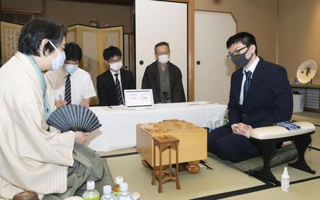 　将棋の第６８期王座戦５番勝負の第５局で久保利明九段（左）を破り、初防衛を果たした永瀬拓矢王座（日本将棋連盟提供）