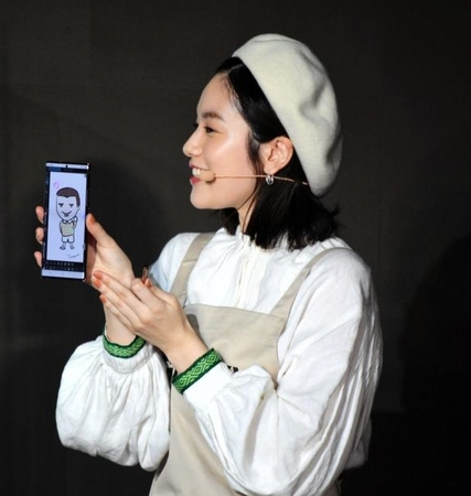 多田の似顔絵を見せる筧美和子＝東京・Ｇａｌａｘｙ　Ｈａｒａｊｕｋｕ＝