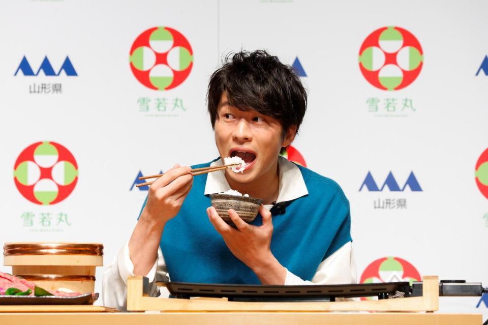 おいしそうに山形米「雪若丸」を頬張る田中圭