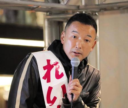 　ＪＲ大阪駅前で街頭演説を行ったれいわ新選組の山本太郎代表