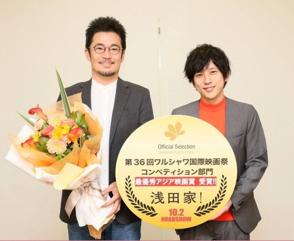 　主演映画「浅田家！」が「ワルシャワ国際映画祭」コンペティション部門で最優秀アジア映画賞を受賞し、笑顔の二宮和也。左は中野量太監督