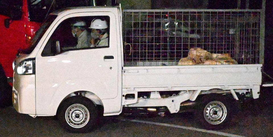 　射殺されたクマを入れたとみられる袋を載せ、商業施設を出る軽トラック＝石川県加賀市