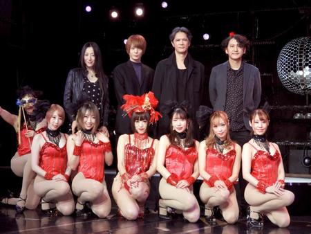 　浅草ロック座の舞台に立つ（後列左から）矢沢ようこ、犬飼貴丈、加藤雅也、時川英之監督