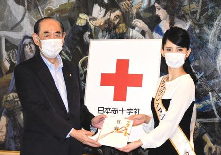 　日本赤十字社を訪問した小川千奈さん（右）。左は同社の大塚義治社長＝都内