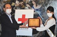　日本赤十字社を訪問した小川千奈さん（右）。左は同社の大塚義治社長＝都内