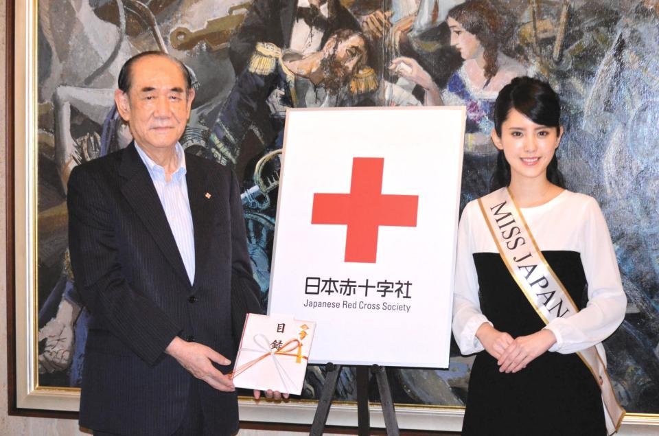 　日本赤十字社を訪問した小川千奈さん（右）。左は同社の大塚義治社長＝都内