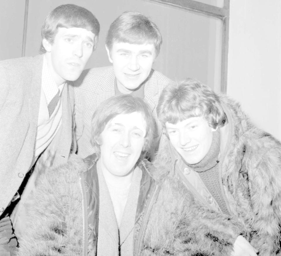 　バンドのメンバーと写真に納まるスペンサー・デイヴィス氏（前列中央）＝１９６６年（ＡＰ＝共同）