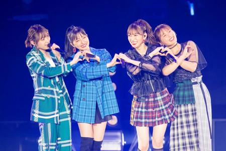 ＮＭＢ４８野女子力ユニット・Ｑｕｅｅｎｔｅｔの（右から）渋谷凪咲、吉田朱里、村瀬紗英、卒業生の太田夢莉