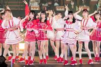 １０周年記念コンサートでパフォーマンスするＮＭＢ４８の（前列左から）渋谷凪咲、山本彩加、白間美瑠、梅山恋和、吉田朱里