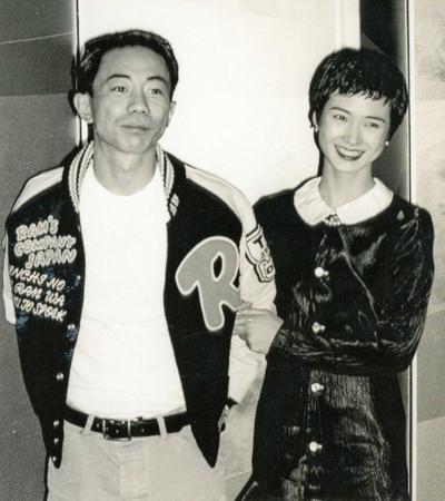 　そろって結婚発表の会見を開いた木梨憲武（左）と安田成美＝１９９３年１２月