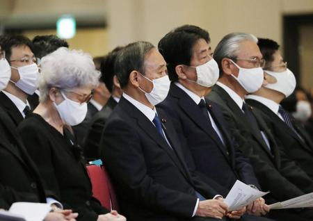 　横田滋さんのお別れの会に出席した（左２人目から）菅首相と安倍前首相ら。左端は妻の早紀江さん＝24日午後、東京都千代田区