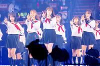 卒業コンサートに出演したＮＭＢ４８・吉田朱里（中央。左隣りは渋谷凪咲、右隣りは白間美瑠）（Ｃ）ＮＭＢ４８