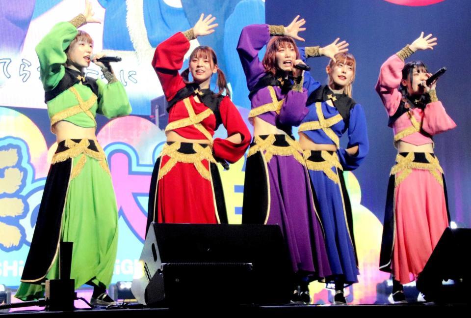 　念願の初ライブを開催した豆柴の大群＝東京・昭和女子大学人見記念講堂