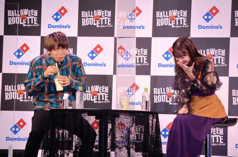 激辛３倍増しピザを食べた（左から）はじめしゃちょーと柏木由紀＝東京・ＡＯＹＡＭＡ　ＧＲＡＮＤ　ＨＡＬＬ＝