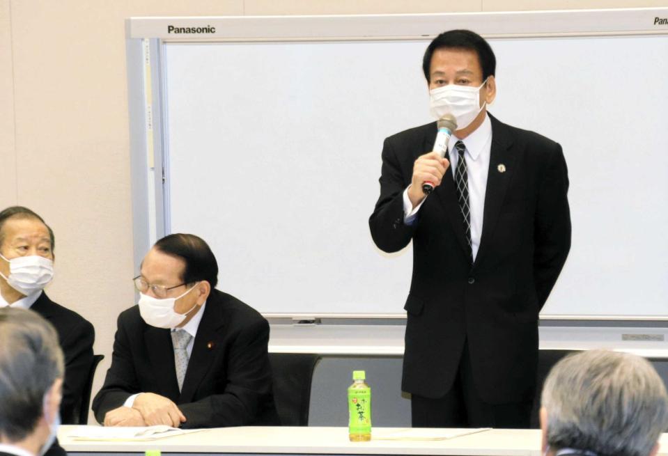 　二階俊博氏（左）、平沢勝栄氏（中）と並んであいさつする杉良太郎＝東京・永田町の衆議院議員第二議員会館