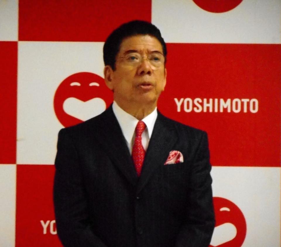 　文化功労者に選出され、涙ぐみながら会見する西川きよし＝大阪・吉本興業