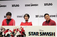 新スマホゲーム「スタースマッシュ」の発表会に登場した（左から）ミキの亜生、山之内すず、ミキの昴生＝東京・ＷＩＴＨ　ＨＡＲＡＪＹＵＫＵ　ＨＡＬＬ