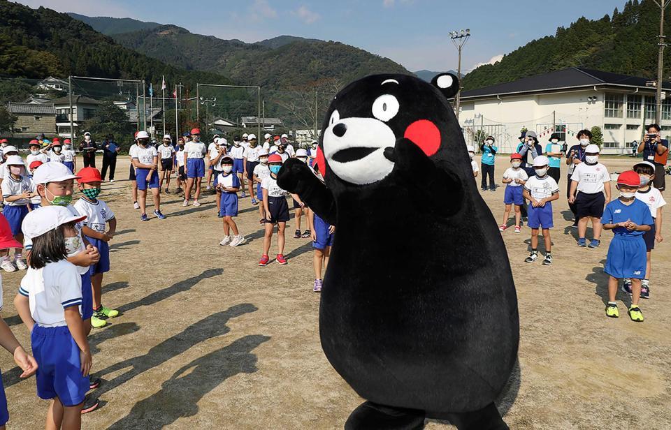 　熊本県球磨村で小学校の運動会にサプライズで登場した「くまモン」