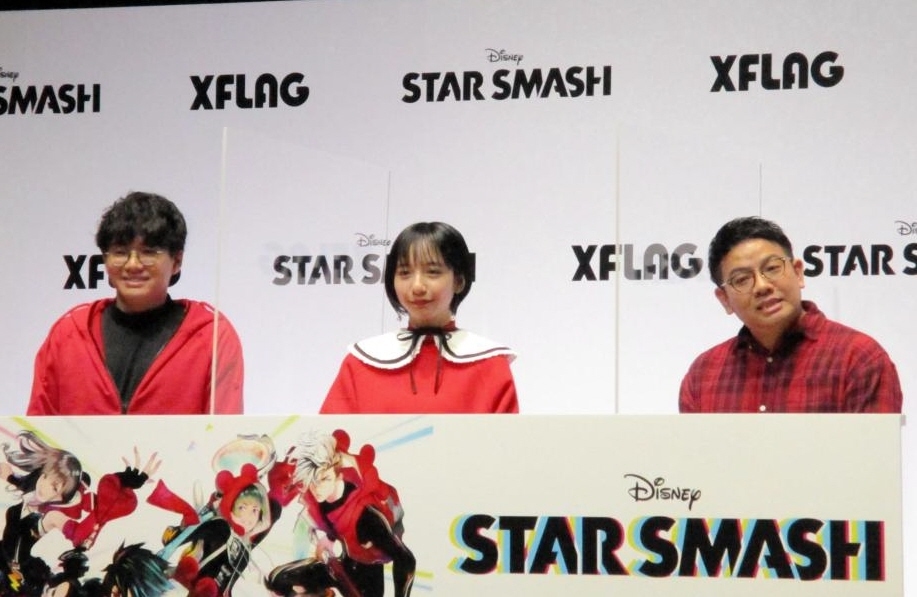 新スマホゲーム「スタースマッシュ」の発表会に登場した（左から）ミキの亜生、山之内すず、ミキの昴生＝東京・ＷＩＴＨ　ＨＡＲＡＪＹＵＫＵ　ＨＡＬＬ