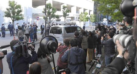 　大勢の報道陣に囲まれる中、原宿署を出る伊藤容疑者を乗せた車（撮影・高石航平）